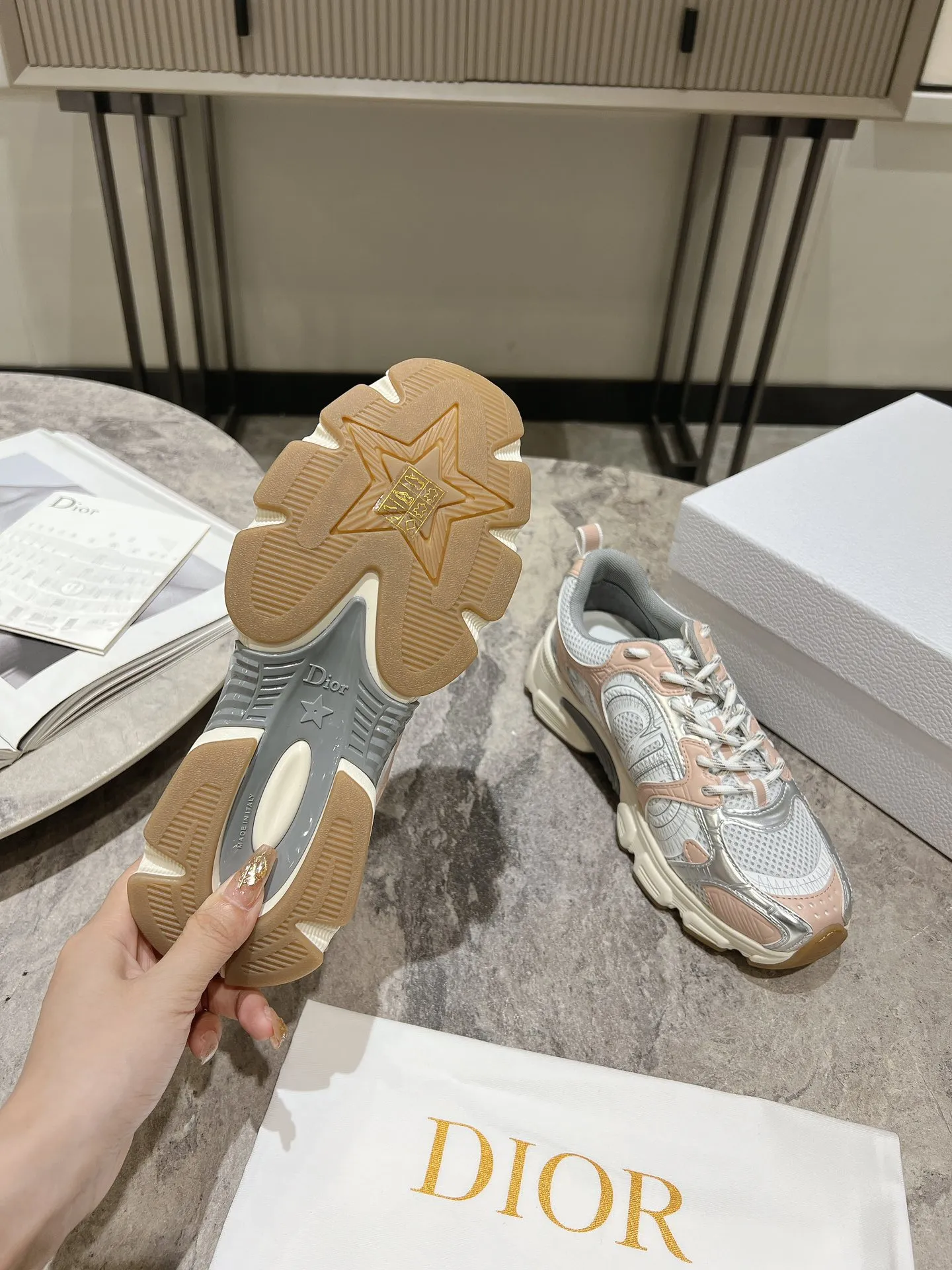 👟👟Ex-factory price 600👟👟 The latest hot model, the star model 2024 main hot product, the newly released Dior Chrono new casual sports shoes, running shoes, dad shoes are really cool, full of futuristic feeling! Really cool! Once again interpreting Dior's concept of cool fashion, the lucky star will bless you with good luck. The new EVA sole is super light and super soft! A perfect replica of the original! Fully matched material and mold! ! Women’s size: 35-39 (40.41 customized)